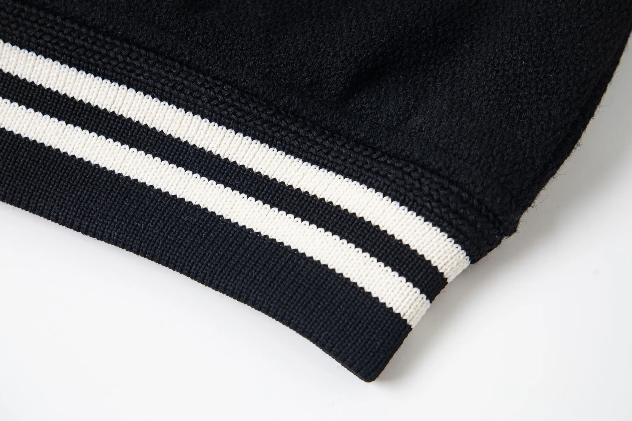 P480 high version in stock, all sizes Saint Laurent Paris slp classic leather patchwork black and white baseball collar jacket, original version 1:1 to develop the highest version on the Internet. It took 2 months to customize pure wool fabric and jacquard ribbing (ordinary machines cannot achieve this jacquard effect), the version is super handsome, and the patchwork position is very particular about parking technology. Whether the whole dress is good or not depends on the position 46-48-50-52